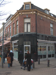 819683 Gezicht op het hoekpand Kanaalstraat 83 (Cafetaria Amir) te Utrecht; rechts de Javastraat.N.B. Tot ca. 1950 was ...